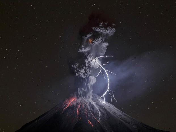 O vulcão de Colima, no México, expele lava e nuvem de cinzas que gera raios durante a noite no município de Colima, na foto eleita 3ª melhor na categoria 'Natureza' (Foto: Sergio Tapiro/World Press Photo 2016)