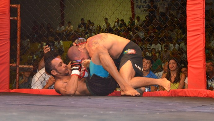 Carlito nocauteou Rick Chardes no Rolim Fight Combat, em Rondônia (Foto: Flávio Godoi/GLOBOESPORTE.COM)