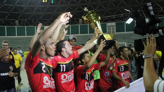 Cajuína levanta o troféu de campeão (Foto: Wenner Tito/Globoesporte.com) Cajuína levanta o troféu de campeão (Foto: Wenner Tito/Globoesporte.com)