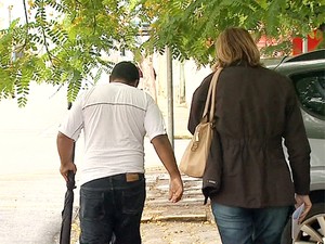 Eleitor foi detida por tirar foto durante votação em Franca, SP (Foto: Reprodução/EPTV)