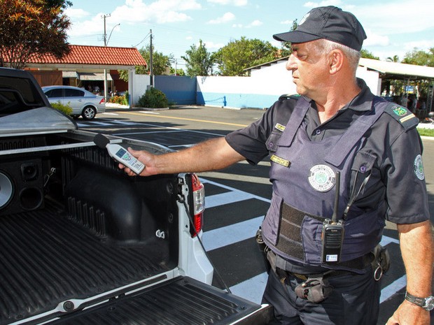 Guarda de Santa Bárbara fiscaliza motoristas que usam som alto em veículos (Foto: Divulgação)