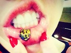 Mais essa! Miley Cyrus 'tatua' gatinho chorando no interior dos lábios
