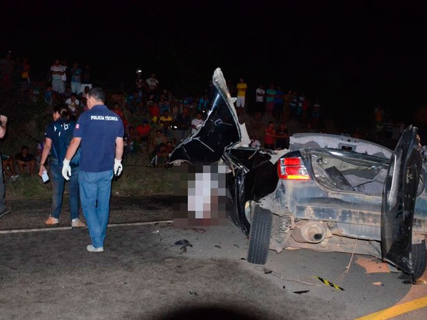 Acidente deixou carro completamente destruído na Bahia (Foto: Blitz Conquista)