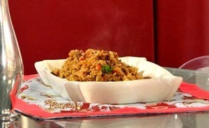 Aprenda a fazer um delicioso arroz Maria Isabel: a receita que Naldo fez para Chay (Cheias de Charme / TV Globo)