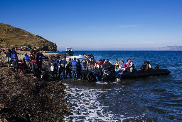 Refugiados e migrantes chegam à ilha grega de Lesbos nesta quinta-feira (15) (Foto: Dimitar Dilkoff/AFP)