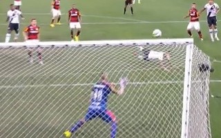 Gabriel dribla goleiro, acerta voleio e tem dois na disputa de gol mais belo