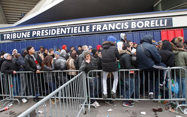 Fila ingressos torcida psg e barcelona (Foto: Agência AP)