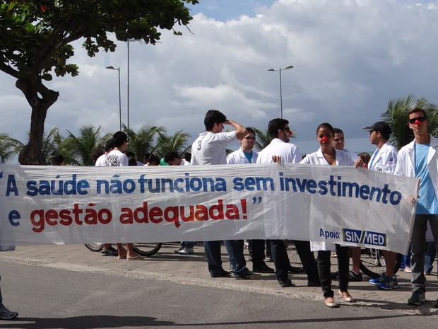Médicos e estudantes perticipam de ato público contra o Revalida (Foto: Michelle Farias/G1)