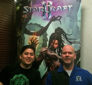 Kris Bacarse (à direita) e Matt Morris, os dois da Blizzard, falaram ao G1 sobre a expansão de 'StarCraft II' (Foto: Gustavo Petró/G1)