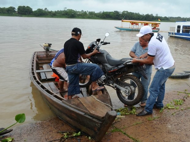 Motocicleta foi transportada de rabeta de volta ao Brasil (Foto: Helen Batista/G1)