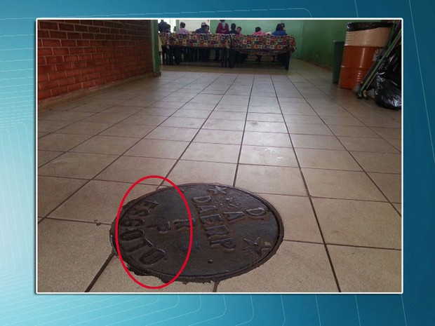 Escola em Ribeirão Preto tem bueiro de esgoto perto da mesa do refeitório dos alunos (Foto: TV Globo/Reprodução)