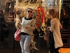 Valesca Popozuda passeia em shopping com visual discreto
