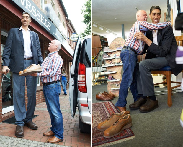 O turco Sultan Kosen, considerado o homem mais alto do mundo segundo o Livro Guinness de Recordes, ganhou sapatos novos nesta terça-feira (12). Kosen, de 2,51 metros, provou os sapatos na loja Wessels, na cidade alemã de Vreden. Ela é especializada em sapatos para pessoas grandes, oferecendo pares masculinos até o número 69 e femininos até o 55. Kosen usa o número 60 (Foto: AFP)
