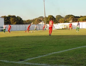 Sabiá (branco) joga amistoso no Estádio Duque de Caxias (Foto: Divulgação/Sabiá)