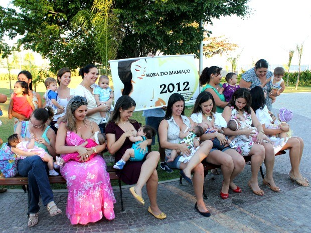 Cerca de 20 mulheres se reuniram na Praia da Ponta Negra, em Manaus, para amamentar seus bebês (Foto: Marcos Dantas/ G1 AM)