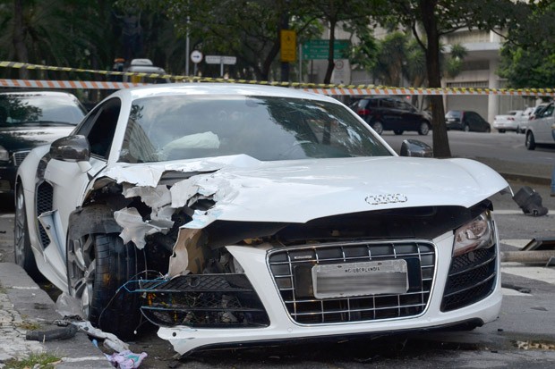 O motorista de um veículo Audi de cor branca perdeu o controle da direção e atingiu a coluna de um semáforo no Largo do Arouche, no Centro, na madrugada desta sexta-feira (21). A placa do carro é de Uberlândia (MG) (Foto: Hélio Torchi/Estadão Conteúdo) O motorista de um veículo Audi de cor branca perdeu o controle da direção e atingiu a coluna de um semáforo no Largo do Arouche, no Centro, na madrugada desta sexta-feira (21). A placa do carro é de Uberlândia (MG) (Foto: Hélio Torchi/Estadão Conteúdo)