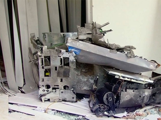 Caixas eletrônicos são explodidos em São Tomás de Aquino, MG (Foto: Luciano Tolentino / EPTV)