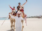 Preta Gil e Rodrigo Godoy andam de camelo durante a lua de mel