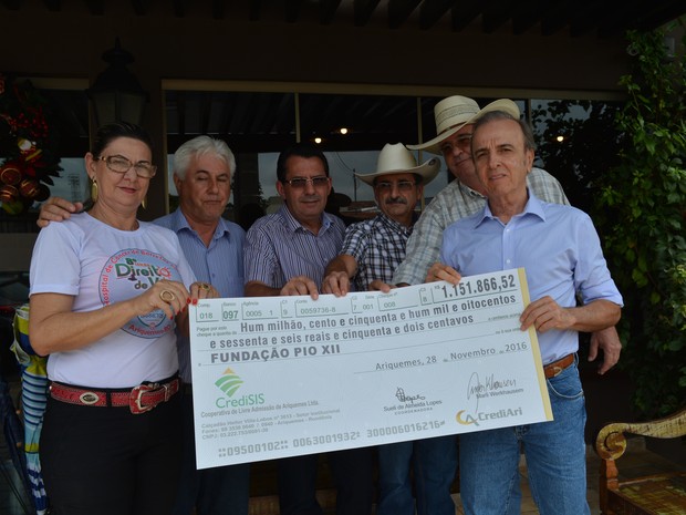 Cheque foi entreque na manhã desta segunda-feira, 5, pela presidente do Comitê Direito de Viver, Sueli Lopes (Foto: Angelina Ayres/Rede Amazônica)