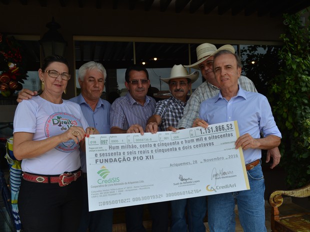 Cheque foi entreque na manhã desta segunda-feira, 5, pela presidente do Comitê Direito de Viver, Sueli Lopes (Foto: Angelina Ayres/Rede Amazônica) Cheque foi entreque na manhã desta segunda-feira, 5, pela presidente do Comitê Direito de Viver, Sueli Lopes (Foto: Angelina Ayres/Rede Amazônica)