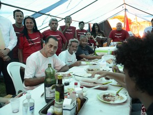 O deputado João Paulo Cunha (PT-SP) almoça com manifestantes petistas acampados em frente ao STF  (Foto: Antonio Cruz/Agência Brasil)