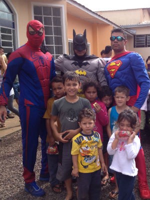Além do Batman, o Super-Homem e o Homem Aranha também entregaram brinquedos (Foto: Priscila Luparelli/RPCTV)