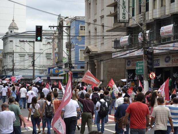 Manifestação se concentrou na avenida Princesa Isabel que seguiu para o Palácio Anchieta (Foto: Viviane Machado/ G1 ES)