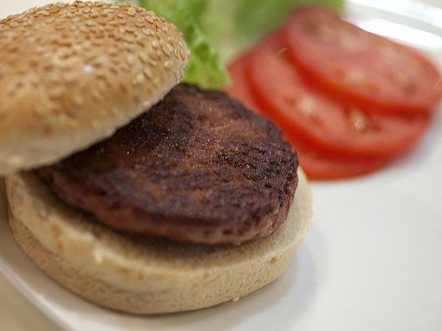 Pronto, hambúrguer parece como qualquer outro de carne bovina (Foto: David Perry/Reuters)