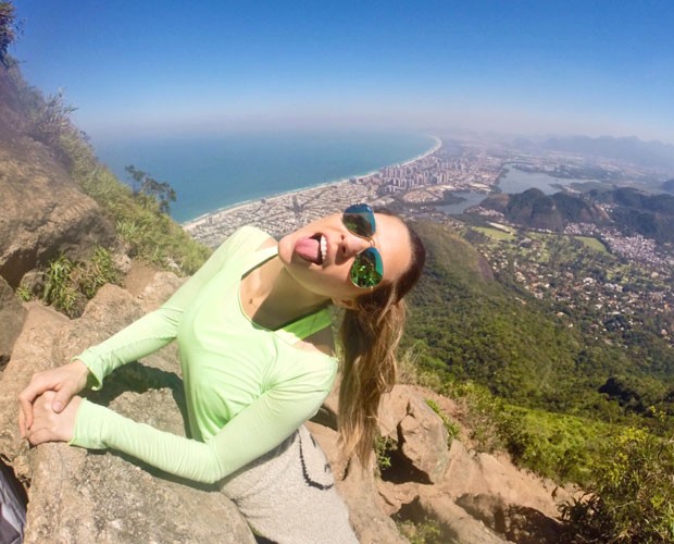 Carla Morone no topo da Pedra da Gávea com a vista do Rio de Janeiro ao fundo (Foto: Arquivo Pessoal)