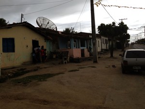 Casa (amarela) onde criança morava e foi morta em Amargosa (Foto: Ruan Melo/G1)