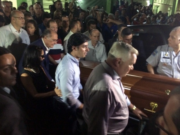 Alckmin e Lu seguem cortejo em direção ao cemitério para sepultarem o filho Thomaz (Foto: Daniel Corrá/ G1)