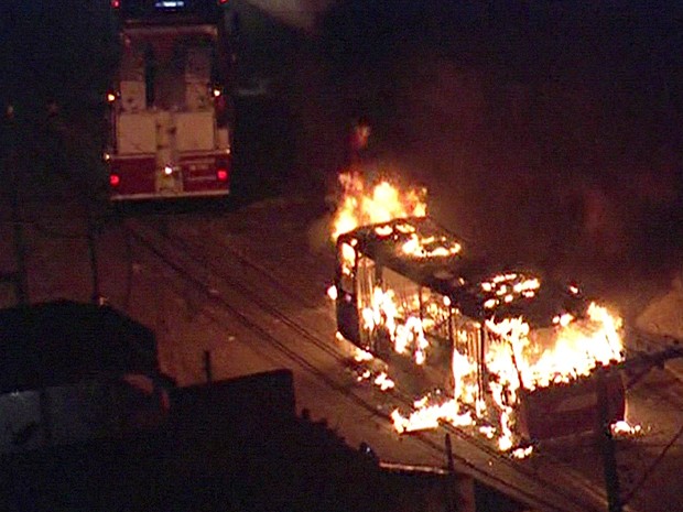 Ônibus incendiado em Guarulhos, na Grande SP, na noite desta quarta-feira (29) (Foto: Reprodução/GloboNews)