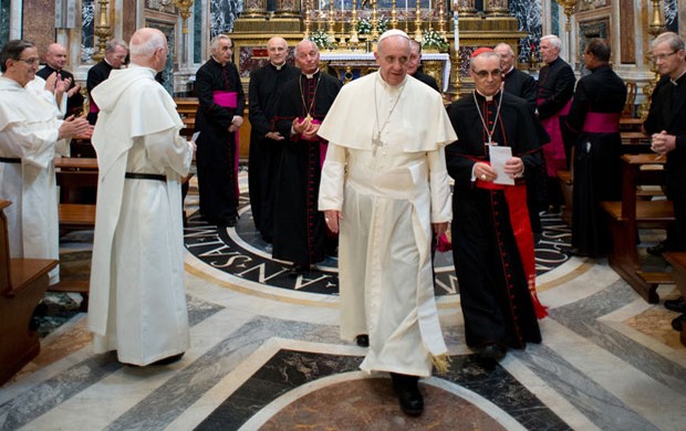 oração 
pelo papa (Osservatore Romano/AFP)