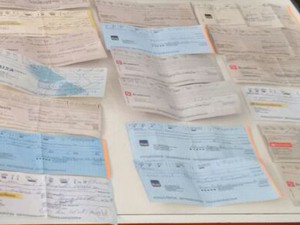 Cheques apreendidos em Pesqueira (Foto: Divulgação/ Polícia Militar)