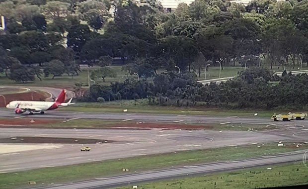 POUSO - [Brasil] Com problema em painel, avião faz pouso não previsto no aeroporto JK Aviao_1