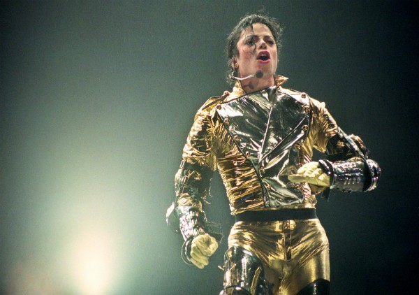 Michael Jackson durante uma apresentação em 1996 (Foto: Getty Images)