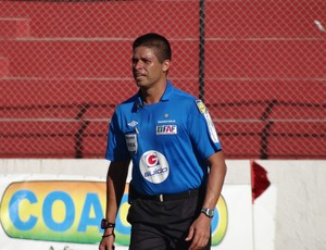 Francisco Carlos, árbitro (Foto: Leonardo Freire/GLOBOESPORTE.COM)