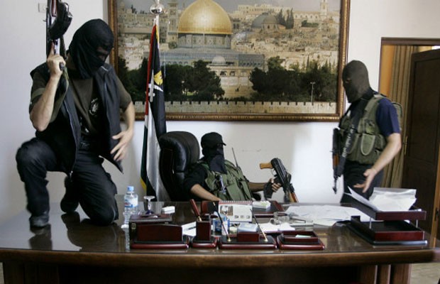 Integrantes do Hamas tomam o escritório do presidente palestino Mahmoud Abbas, em 2007 (Foto: AP)