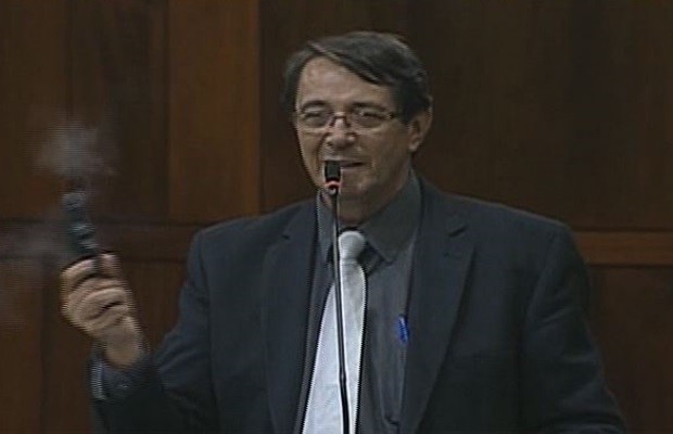 Deputado Valcenor Braz dispara tiro com arma de brinquedo durante sessão na Assembleia, em Goiânia, Goiás (Foto: Reprodução/TV Anhanguera)