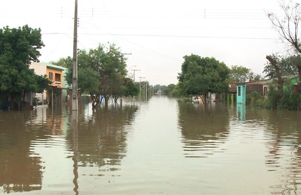 Uruguaiana é o município com o maior número de pessoas fora de casa por causa de cheias (Foto: Reprodução/RBS TV)