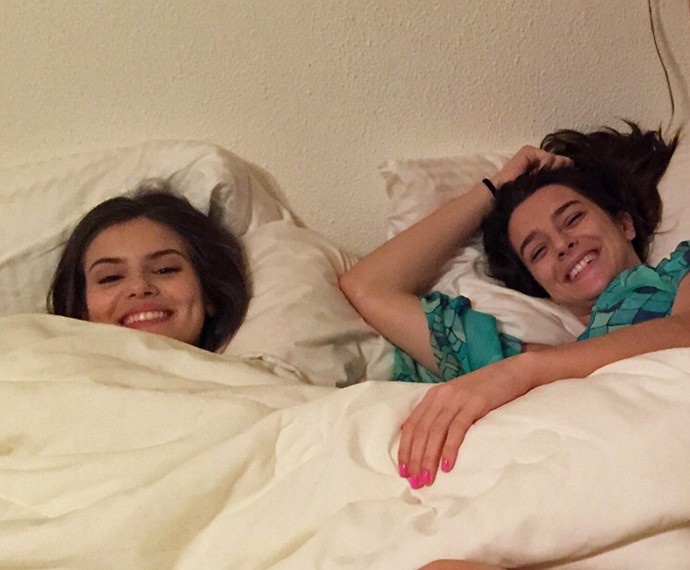 Camila Queiroz e Mariana Molina descansam nas gravações em Angra dos Reis (Foto: Gshow)