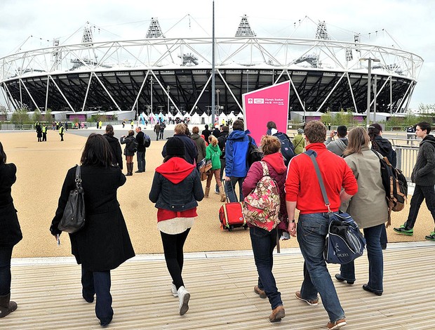 público no evento de inauguração do estádio olímpico de Londres (Foto: AP)