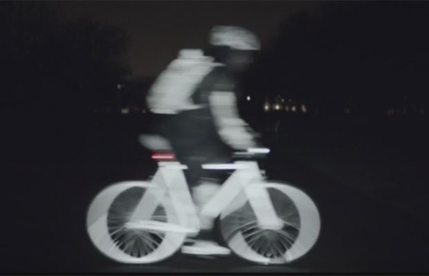 Grey de Londres criou spray de 'tinta invisível' que brilha no escuro para ciclistas (Foto: Reprodução/YouTube)