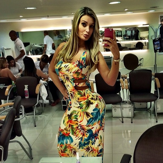 Ego Andressa Urach Faz Selfie Com Vestido Colado E Bumbum Empinado Notícias De Famosos 2517