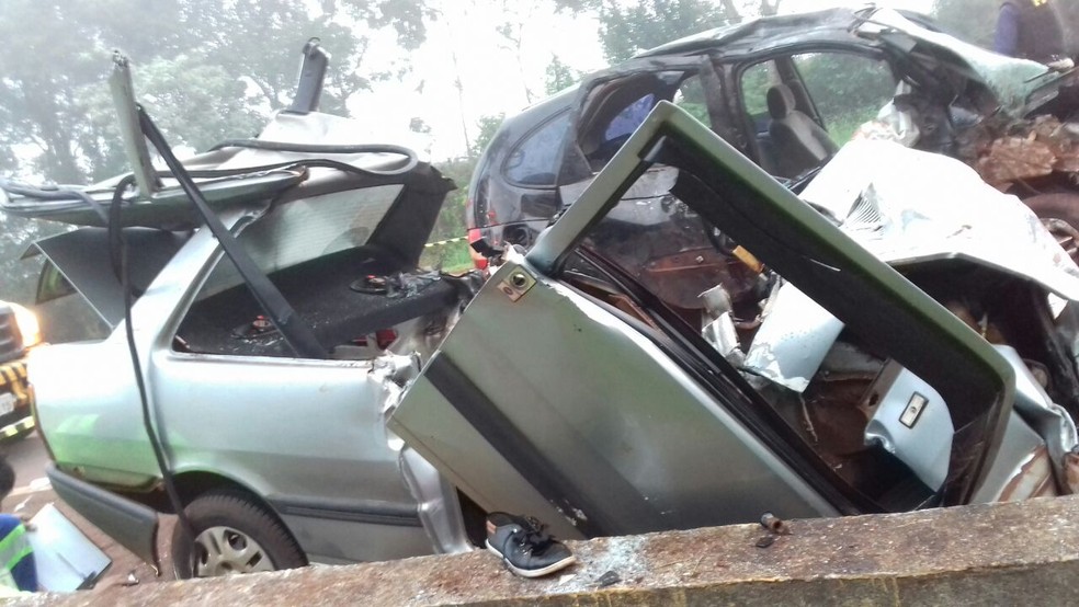 Dois carros se envolveram no acidente (Foto: Divulgação/PRF)