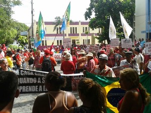 Manifestantes se concentram em frente à câmara de Cajazeiras nesta quinta-feira (31) (Foto: Felipe Valetim/TV Paraíba)