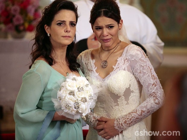 Helena fica arrasada no altar (Foto: Pedro Curi / TV Globo)