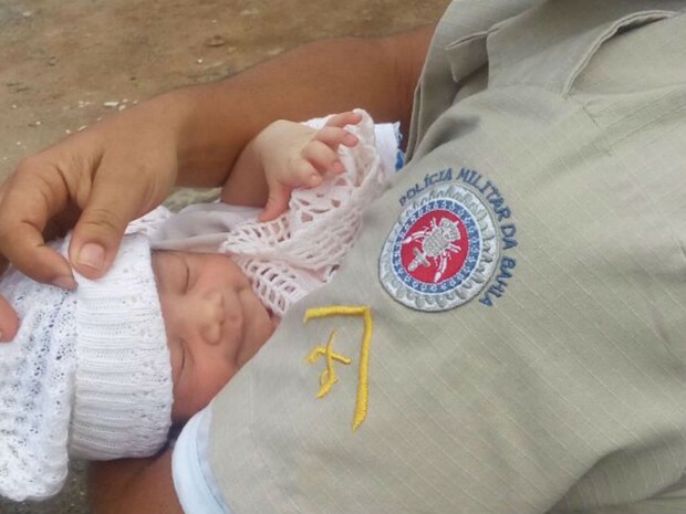Bebê recém-nascido foi encontrado por policiais militares em Jequié (Foto: Divulgação / PM)