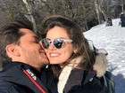 Camila Queiroz e Klebber Toledo posam juntos na neve em Bariloche