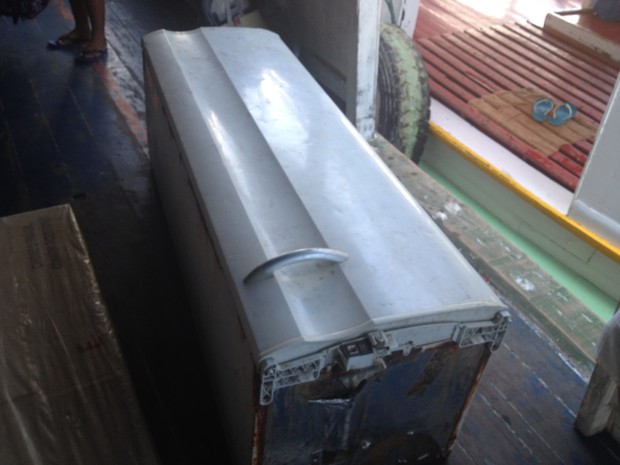 Caixão com corpo da criança chegou em Porto de Macapá dentro de uma geladeira (Foto: Cassio Albuquerque/G1)